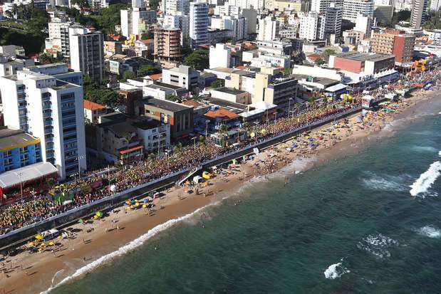 Salvador, BA - Salvador é uma das capitais com mais identidade do país. A mistura de culturas que se encontra na capital baiana deu lugar a um dos povos mais simpáticos e bonitos do Brasil. Além de belas praias e atrações turísticas, Salvador tem boas opções em sua vida noturna, principalmente no bairro de Rio Vermelho Foto: Turismo Bahia