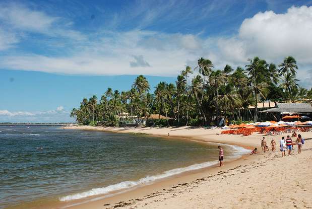 Praia do Forte, BA - A cerca de 80 km de Salvador, a Praia do Forte tem piscinas naturais, areias claras, coqueiros, recifes e águas cristalinas. Tudo isso contribui para fazer da Praia do Forte, com seus 14 km de extensão, uma das mais belas do litoral da Bahia. Além das belezas naturais, a Praia do Forte tem muita gente bonita circulando nos bares de seu centrinho Foto: Turismo Bahia