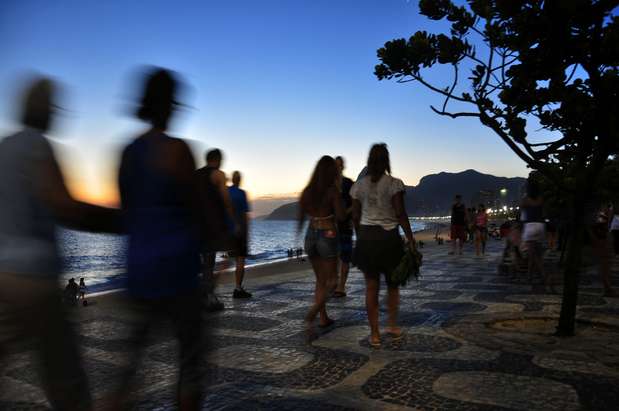 Calçadão de Ipanema, RJ - O estilo de vida dos cariocas é ilustrado num passeio pelo calçadão de Ipanema. Frente a uma das mais belas praias da cidade, gente bonita e de todas as idades faz esporte e curte o sol do Rio de Janeiro, aproveitando quiosques com água-de-coco, açaí e produtos naturais Foto: Ascom Riotur