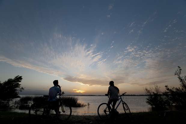 Porto Alegre, RS - A capital do Rio Grande do Sul, tem muita gente bonita, à altura da fama do estado que levou ao mundo belezas como Gisele Bündchen. Cidade divertida, Porto Alegre tem muitas opções de lazer e vida noturna para todos os gostos, com áreas agitadas como a Rua Padre Chagas e seus bares, pubs e discotecas Foto: Visit Brasil