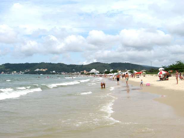 Jurerê Internacional, SC - A cerca de 15 minutos do centro de Florianópolis, a praia de Jurerê Internacional é uma das mais movimentadas da ilha de Santa Catarina. Durante o verão, o agito é grande, com gente bonita, rica e famosa se encontrando em baladas e na areia Foto: Miguel Schincariol