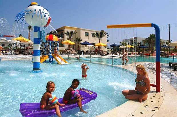 Star Beach Village & Waterpark, Creta, Grécia - Este resort reúne um hotel e um parque aquático. Situado nos arredores de Hersonissos, ele fica próximo à praia e é ideal para famílias e hóspedes em busca de férias repletas de atividades. O parque aquático tem oito piscinas, quatro toboáguas gigantes e dois rios artificiais e está localizado mesmo em frente ao hotel. Aqui as opções são vastas desde um giro de boia por um dos rios que rodam o parque a um bungee jump com vista para o resort, passando por um passeio de banana boat no oceano Foto: Divulgação