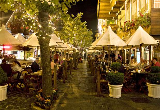 Campos do Jordão, SP - Quando o frio começa a aparecer, Campos do Jordão vira uma espécie de Suíça paulista, onde seus visitantes curtem o frio usando luva e cachecol e se aquecem com fondue e chocolate quente. Durante finais de semana e feriados do inverno, muitos paulistanos percorrem os 170 km que separam Campos do Jordão da cidade de São Paulo Foto: Kikesan