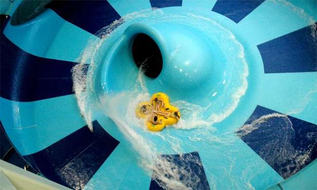 Center Parcs, Sulffolk, Reino Unido - Já imaginou como seria andar de balsa pelo rio Zambeze, em queda livre das Cataratas do Iguaçu e girar em torno dos redemoinhos de Naruto no Japão? Bem, o Centro Parcs transportou maravilhas naturais para um mesmo lugar. O Tropical Cyclone reproduz a experiência de rafting em três dos maiores rios da Terra com um fluxo de água que chega a 25 mil litros por minuto. Aqui uma jangada em forma de trevo irá levá-lo através de uma série de reviravoltas, inspiradas nas forças da natureza. Esse é a primeira atração desse tipo no mundo Foto: Divulgação