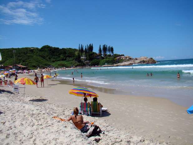 Praia da Joaquina, SC - Entre as numerosas praias de Florianópolis, a Praia da Joaquina é, com certeza, a mais frequentada e badalada. Com cerca de 3 km de extensão, a praia tem boas ondas para os surfistas, agito em suas areias, e um belíssimo visual Foto: Rodrigo Soldon
