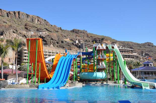 Paradise Lago Taurino & Waterpark, Gran Canaria, Espanha - Esse gigante e confortável resort tem tudo incluso, até um parque aquático, o Lago Oasis. Com uma enorme piscina de água salgada, toboáguas e atrações para criança e adultos, o parque tem acesso ilimitado para os hóspedes. Quem cansou de se divertir na água, pode descansar nas espreguiçadeiras enquanto desfruta de um lanche ou drink Foto: Divulgação