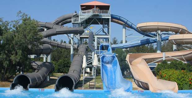 Fasouri Watermania, Limassol, Chipre - Com a maior piscina de ondas da Europa, Fasouri possui 33 atrações aquáticas para manter os turistas entretidos durante sua estadia. Situado em 25 hectares, o parque aquático oferece serviços de transporte para pontos turísticos e hotéis de Limassol e Paphos. O complexo ainda traz atrações para os pequenos e variadas opções para agradar a todos os gostos. Quem procura aventura, por exemplo, pode experimentar o Triple Tube Slide, Wet Wall Climb ou Tarzan Swing Glide. Já quem é ousado de verdade pode visitar o Black Cannons, dois toboáguas por onde você percorre de 120 metros na completa escuridão Foto: Divulgação