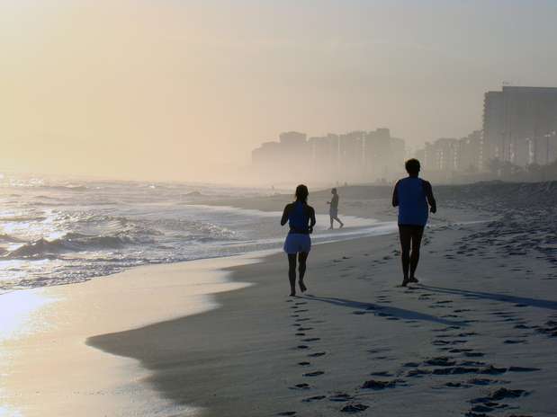 Praia da Barra, RJ - Maior praia do rio de Janeiro, a Praia da Barra tem 18 km de águas verdes que atraem surfistas e banhistas, além de paparazzis em busca de cliques de alguma celebridade. Jogadores de futebol, atores e modelos são figurinhas carimbadas nas areias da praia Foto: Rodrigo Soldon