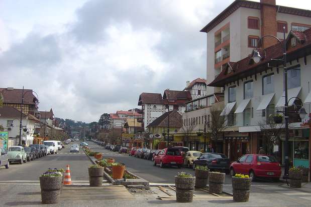 Gramado, RS - Cidade mais charmosa da serra gaúcha, Gramado tem gente bonita, arquitetura europeia, belas paisagens e muitas opções de restaurantes com pratos especiais para o frio como a clássica fondue. Durante o mês de agosto, o agito na cidade vive seu auge, com a realização de seu Festival de Cinema Foto: Luci Both