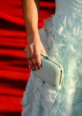 O dedo anelar recebe cor diferente dos demais. Basta escolher dois tons de esmalte de sua preferência. A atriz Kaley Cuoco, do seriado Big Bang Theory, aderiu à moda Foto: Getty Images