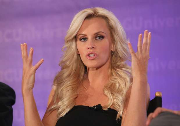 Francesinha A unha recebe esmalte branco transparente e, as pontas, branco cremoso, como mostra a atriz americana Jenny McCarthy Foto: Getty Images