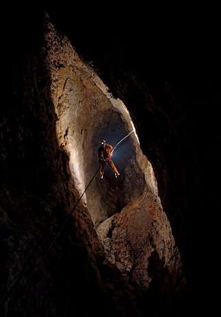 Krubera Cave, Georgia: com uma profundidade de 2.191 metros, a Krubera Cave (também conhecida como Voronya Cave) é a caverna mais profunda já conhecida Foto: Reprodução