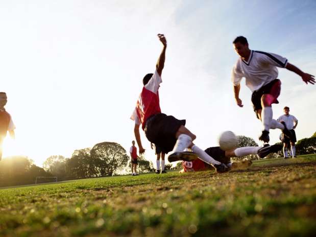 O futebol é boa opção para as pessoas que gostam de esportes de contato. Interação entre os jogadores também é uma das características da prática Foto: Getty Images