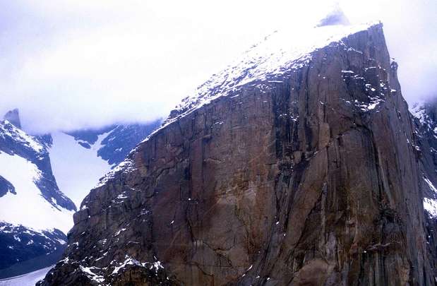 Monte Thor, Ilha Baffin:encontrado no Parque Nacional Auyuittu, na Ilha Baffin, Canadá, o Monte Thor é a maior queda vertical do mundo, possuindo uma face com um abismo de 1,25 quilômetros Foto: Divulgação