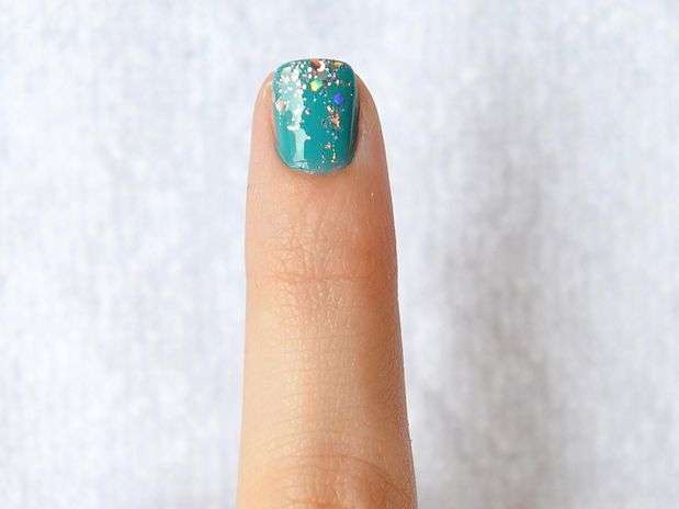 Ombré - Unha em degradê, obtido com esmalte com glitter Foto: Bruno Santos / Terra