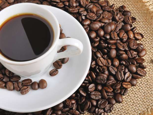 Café: em 2008, um estudo da Universidade de Harvard apontou que as mulheres que bebiam de café por duas a três xícaras tinham 18% menos chance de morrer do que as que não consumiam a bebida. Se consumissem de quatro a cinco xícaras, os índices passavam para 26% Foto: Getty Images
