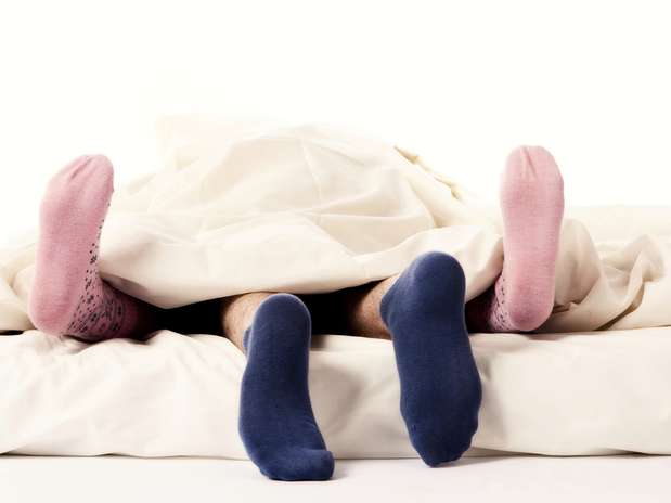 Aumente a temperatura: para ter orgasmos mais intensos, não é só o calor entre os lençóis que conta. "Um estudo holandês mostrou que as mulheres têm uma probabilidade quase 30% maior de chegar ao orgasmo se seus pés estiverem quentes", diz Dylan Thrasher, autor do livro How to Find and Create Lasting Love (Como encontrar e criar amor durável, em tradução livre). "Usar meias durante o ato sexual ou tentar uma massagem nos pés com óleos de massagem vai ajudá-la a chegar lá”, disse Foto: Getty Images Aumente a temperatura: para ter orgasmos mais intensos, não é só o calor entre os lençóis que conta. "Um estudo holandês mostrou que as mulheres têm uma probabilidade quase 30% maior de chegar ao orgasmo se seus pés estiverem quentes", diz Dylan Thrasher, autor do livro How to Find and Create Lasting Love (Como encontrar e criar amor durável, em tradução livre). "Usar meias durante o ato sexual ou tentar uma massagem nos pés com óleos de massagem vai ajudá-la a chegar lá”, disse Foto: Getty Images
