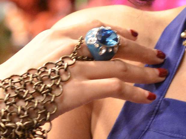 A personagem Teodora, vivida por Emanuelle Araújo, de 'Gabriela', aposta na tendência Foto: TV Globo / Divulgação