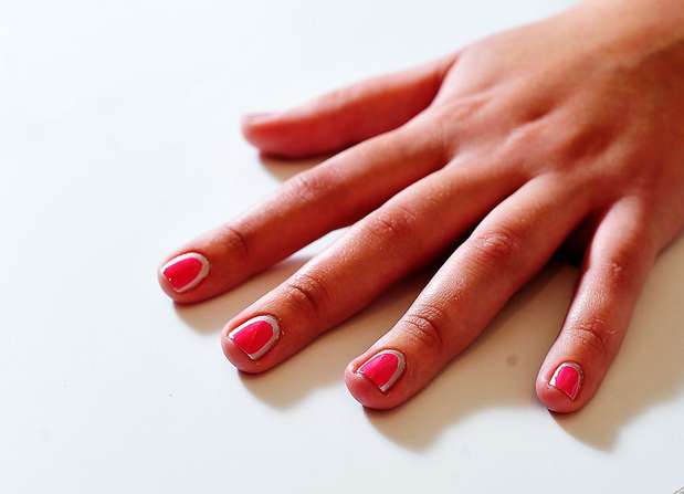 Crescent moon - esse tipo de unha ficou famosa no desfile da grife Chanel, em Paris, em julho. Este modelo combina um esmalte prata com rosa, formando uma lua crescente. Foto: Léo Pinheiro / Terra