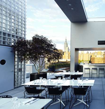 Americano: uma fachada metálica e futurista dá as boas vindas aos visitantes no Hotel Americano, um dos mais novos do vibrante bairro de Chelsea. Os 56 quartos do hotel são decorados com muito estilo e os hóspedes aproveitam um belo visual no restaurante do último andar Foto: Divulgação