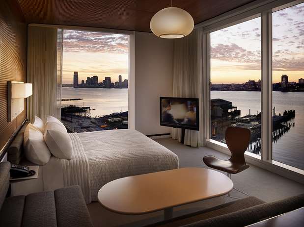 The Standard: hotel boutique com vista para o rio Hudson e os principais prédios de Manhattan é um dos novos endereços descolados do Village. O prédio moderno tem suítes luminosas e uma decoração sofisticada acompanhada de um visual único. Os quadros são visíveis do exterior, o que rende muitas cenas picantes aos turistas que passeiam pelo vizinho parque da High Line Foto: Divulgação