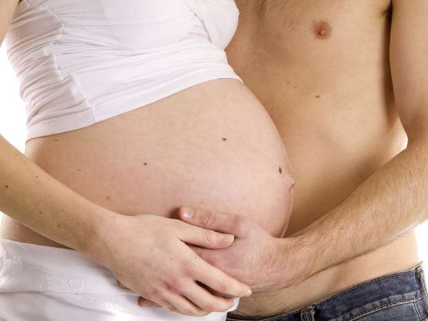 O sexo durante a gravidez é seguro e liberado? Sim, Se for uma gravidez normal, o sexo é seguro, liberado e recomendado. “Existem trabalhos científicos que mostram que o sexo é bem vindo na gravidez, tanto fisicamente como emocionalmente. A gestação ocorre durante o exercício da sexualidade e por isso, manter esse exercício é manter um vínculo efetivo do casal”, explica ginecologista, obstetra e sexóloga Ana Paula, do Hospital São Camilo Foto: Getty Images