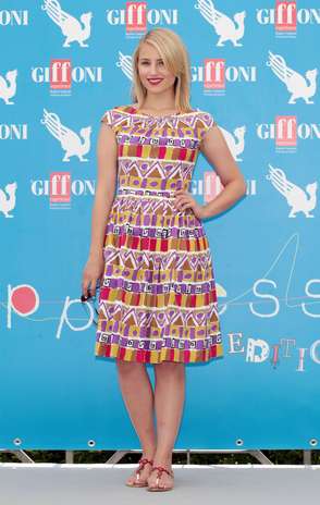 Multicolorido: não é preciso apostar apenas no preto ou em tons sóbrios para sair à noite. Modelos cheios de cores não devem ficar de fora, principalmente porque tons vivos e estampas étnicas estão em alta no momento. , a atriz Diana Agron usa vestido da Prada Foto: Getty Images