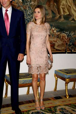 Romântico: Vestidos românticos são muito versáteis e podem ganhar visual moderno, clássico, roqueiro e até básico. Tudo depende dos acessórios escolhidos. O tubinho rendado usado pela princesa Letizia da Espanha tem ainda cor neutra que permite brincar bastante com os complementos Foto: Getty Images