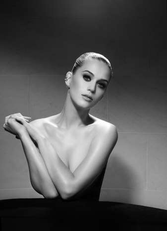 A cantora Katy Perry tirou a roupa para ser clicada para a nova campanha do famoso maquiador Jake Bailey Foto: Divulgação