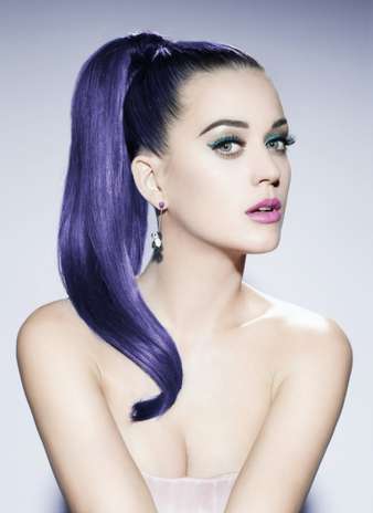 Nas imagens, Katy aparece de topless cobrindo os seios apenas com os braços Foto: Divulgação