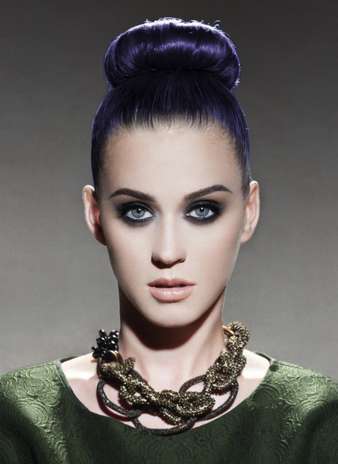 Em outras fotos, Katy aparece com make colorida, olhos esfumados e seus longos fios roxos presos em um rabo de cavalo e em um coque no topo da cabeça Foto: Divulgação