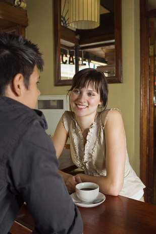 Seu melhor amigo te encanta e faz você se sentir uma adolescente novamente e muitas perguntas passam a povoar seus pensamentos: se eu contar para ele, vou destruir nossa amizade? E se ele não retribuir este sentimento? Será que ele vai achar estranho o fato de eu estar me sentindo dessa forma? Claro que este tipo situação traz muita ansiedade, e, por isso, o site Female First organizou algumas dicas para que você possa identificar e lidar com esta possível paixão de uma maneira equilibrada Foto: Getty Images