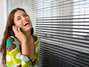Não mande mensagem, ligue: um estudo da Universidade de Wisconsin-Madison descobriu que o fato de ouvir a voz de alguém ao telefone pode reduzir os níveis de estresse e estimular a produção de hormônios oxitocina. Escrever uma mensagem certamente não tem o mesmo efeito Foto: Getty Images