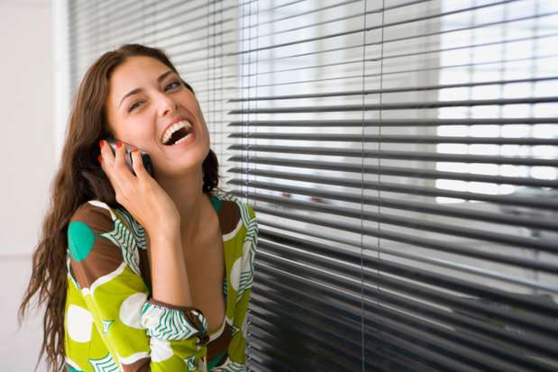 Não mande mensagem, ligue: um estudo da Universidade de Wisconsin-Madison descobriu que o fato de ouvir a voz de alguém ao telefone pode reduzir os níveis de estresse e estimular a produção de hormônios oxitocina. Escrever uma mensagem certamente não tem o mesmo efeito Foto: Getty Images