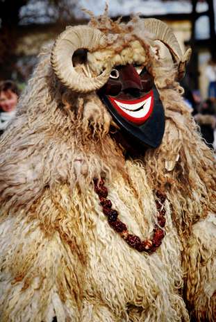 3. Festival de Busójárás, Hungria: a pequena cidade de Mohács, no sul da Hungria, é famosa por ter um dos festivais mais criativos do planeta, o festival de Busójárás. Ao final do carnaval, mais de 500 homens mascarados desembarcam no Danúbio, fazendo muito barulho. A festa dura seis dias e os desfiles são embalados por músicas tradicionais da cultura dos Sokcis Foto: Lóránt Dankaház