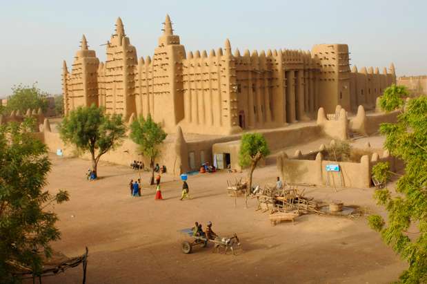 8. Grande Mesquita de Djénné, Mali: maior construção em blocos adobe do planeta, a Grande Mesquita de Djénné foi erguida pela primeira vez em 1280, mas a construção atual data do começo do século XX. Uma vez por ano, os devotos se reúnem para reforçar a capa de adobe para compensar o desgaste causado pelas chuvas do sul do Mali Foto: Getty Images