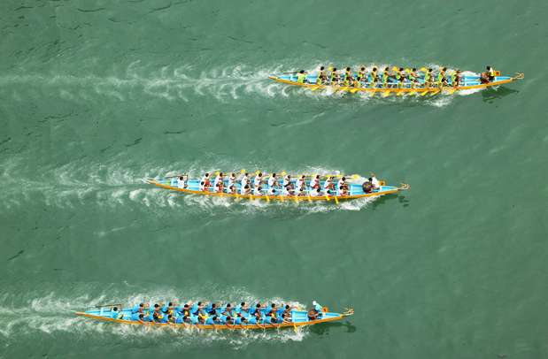 9. Festival dos Barcos-dragões, China: no começo do verão no hemisfério norte, diversas regiões da China recebem um festival trazer boa sorte e afugentar as doenças. Entre os diferentes rituais, o que mais se destaca é o das corridas em belos barcos ornados com cabeças e rabos de dragão, nos quais mais de 50 homens remam freneticamente para ganhar o primeiro lugar. Uma das versões mais agitadas e vibrantes do festival é a da ilha de Hong Kong Foto: Getty Images