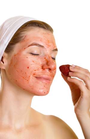 Máscara feita em casa elimina as toxinas da pele e devolve a luminosidade depois da noitada Foto: Shutterstock Máscara feita em casa elimina as toxinas da pele e devolve a luminosidade depois da noitada Foto: Shutterstock