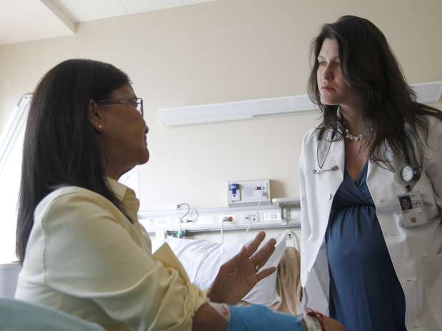 Sarah K. Browne, à direita, conversa com Kim Nguyen paciente no Instituto Nacional de Saúde Foto: AP