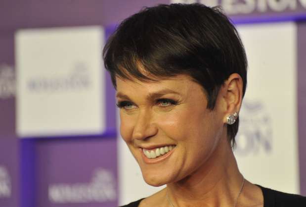 Nesta quarta-feira (22), Xuxa impactou ao pintar o cabelo de castanho escuro, como parte de uma ação comercial com a marca de tinturas Wella, pela qual recebeu R$ 2 milhões Foto: Daniel Ramalho / Terra