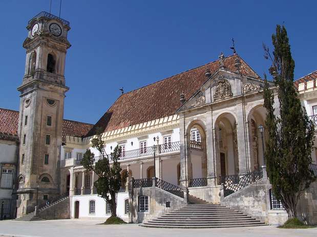 Universidade de Coimbra, Portugal - Um portão de ferro se abre para pátios de paralelepípedos nesta universidade, onde a arquitetura é um reflexo da longa história e arte diversificada de Portugal. A Capela de São Miguel, de 1517, por exemplo, incorpora milhares de tradicionais azulejos pintados à mão. Já a barroca Biblioteca Joanina, construída em 1717, tem estantes feitas de madeira brasileira extraída durante a colonização portuguesa. O arquiteto alemão-português João Frederico Ludovice fez a torre da universidade de estilo barroco em 1728, que possui uma escada em espiral de 115 metros que leva a uma vista espetacular da cidade Foto: Divulgação