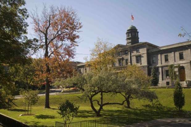 Universidade McGill, Montreal, Canadá - Este campus tem 79 hectares com uma série de pavilhões que foram construídos ao longo de centenas de anos. A universidade traz em sua arquitetura raízes escocesas, já que foi fundada em 1821 pelo comerciante escocês James McGill. Muitos de seu prédios levam paredes de pedra e telhados de cobre. A Faculdade de Estudos Religiosos tem estilo gótico com vitrais e painéis de madeira impressionantes. A escola possui praças e jardins para o convício dos alunos Foto: Divulgação