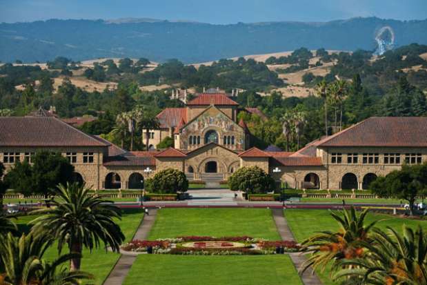 Universidade de Stanford, Califórnia, Estados Unidos - Com 8.000 hectares de extensão, caminhos de palmeiras e arquitetura repleta de paredes de arenito e telhados de telhas vermelhas, fazem esse campus ter uma aparência única. Entre os famosos edifícios espalhados pela universidade esta a hexagonal casa Hanna-Honeycomb, construída durante mais de 25 anos por Frank Lloyd Whight. Outro prédio que merece destaque é o Cantor Arts Center, lar de 170 esculturas de bronze de Auguste Rodin. Além disso, Stanford reivindica a área de Serra Jasper, uma reserva natural, onde trilhas para caminhadas cruzam florestas de sequóias Foto: Divulgação