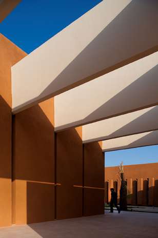 Universidade de Taroudant, Marrocos - Esta escola, concluída em 2010, localizada em uma cidade murada, no sul de Marrocos, ecoa a arquitetura tradicional da região em uma releitura moderna. O campus têm estruturas de um ocre gritante, muitos dos quais guardam jardins de pedras em seu interior ou pátios ligados por passarelas de cimento polido. Rico em grama e árvores o campus tem vista para as montanhas Atlas Foto: Divulgação