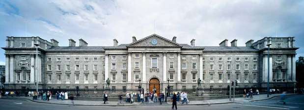 Trinity College, Dublin, Irlanda - Mesmo que este campus um dos principais pontos turísticos de Dublin não fosse repleto de ruas de paralelepípedos, uma vasta área verde e edifícios dos séculos XVIII e XIX, ele estaria nesta lista graças à sua antiga biblioteca. Fundada pela rainha Elizabeth em 1592, o prédio tem um teto abobadado e uma sala de mais de 65 metros de comprimento, onde fileiras de estantes abrigam mais de 200 mil dos livros mais antigos do país. Quatorze bustos em mármore de escritores e filósofos influentes, criado pelo escultor Pedro Scheemakeres em 1743, também estão presentes na biblioteca Foto: Divulgação