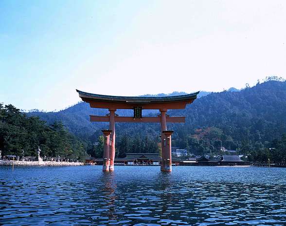 Miyajima, Japão: pequeno vilarejo da ilha de Itsukushima, no litoral oeste do Japão, Miyajima tem cerca de 2 mil habitantes e é acessível de ferryboat desde a cidade de Hiroshima. Miyajima tem diferentes santuários e templos budistas e recebe, no mês de fevereiro, um festival de ostras, especialidade da região Foto: JNTO