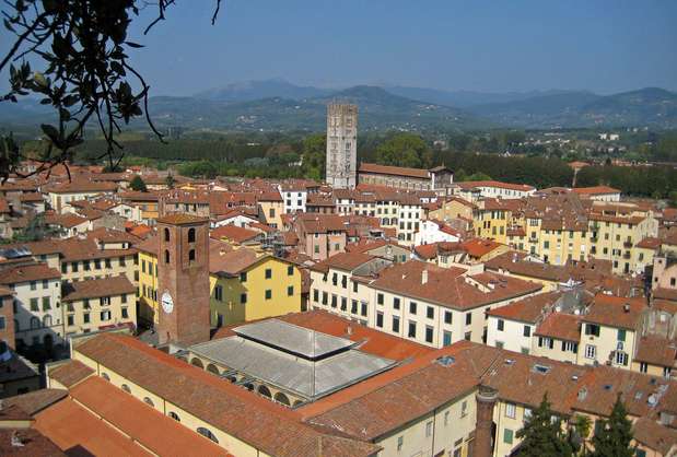 Lucca, Itália: cercada de muralhas do século 16, a cidade de Lucca, no norte da Itália, tem vestígios de seu passado da época do Império Romano e também da Idade média, quando viveu seu auge econômico. No centro da cidade, o antigo anfiteatro foi transformado em praça circular, cercada de casas e cafés. Igrejas e monumentos fazem parte da beleza de Lucca Foto: neiljs