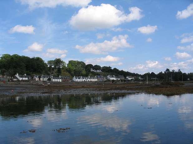 Plockton, Escócia: pequeno vilarejo pitoresco de menos de 400 habitantes no oeste da Escócia, Plockton tem paisagens surpreendentes, com muita vegetação e até palmeiras à beira do mar. As casinhas contam com tranquilidade, além de belos jardins e gramados bem cuidados, num paraíso do litoral escocês Foto: blogee