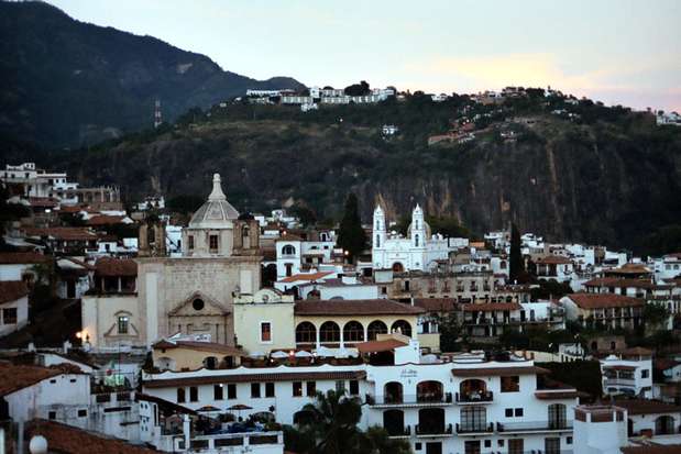 Taxco, México: cidade mineira a 170 km da capital, Taxco é um dos destinos mais bonitos do México. Ruazinhas estreitas de pedra com numerosas praças e igrejas coloniais fazem da cidade um belo cartão-postal, com paisagens montanhosas ao seu redor Foto: Petirrojo