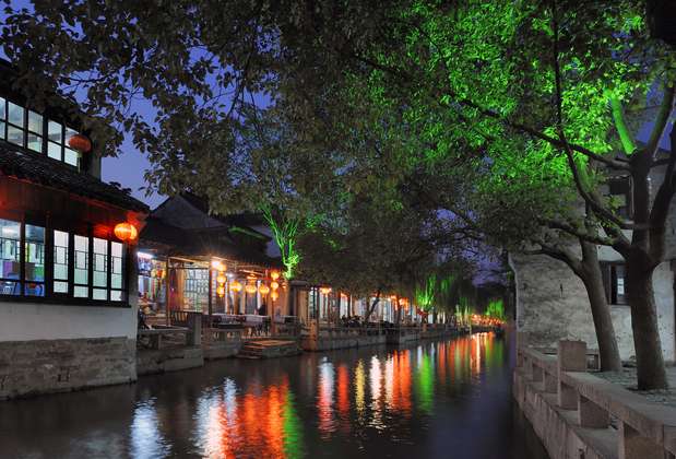 Zhouzhuang, China: conhecida como a Veneza da China, Zhouzhuang tem um charme único com numerosos canais e até gondoleiros. Zhouzhuang encontra-se a meio caminho entre Xangai e Suzhou e tem uma bela arquitetura, com pontes, jardins e casinhas brancas Foto: Getty Images
